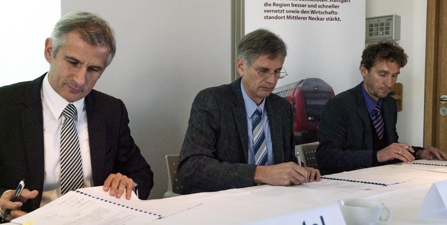 Unterschrift des Kooperationsvertrags: Sven Hantel (DB), Helmut Müller (DIPB e.V.), Nikolaus Hebding (DB)