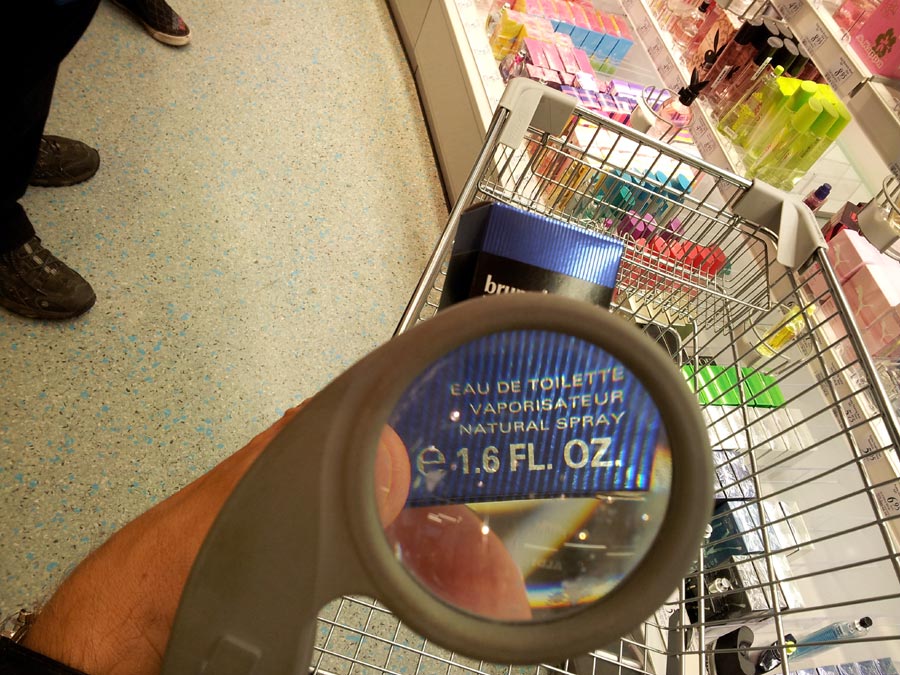 Die Lupe am Einkaufswagen erleichtert das Lesen